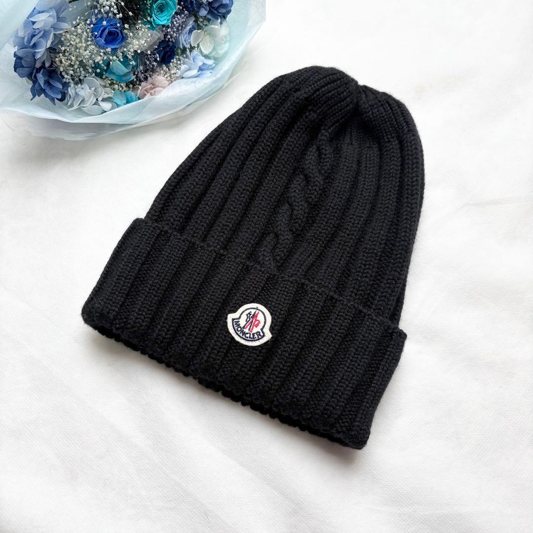 モンクレール ニット帽 ビーニー ケーブル網み ロゴワッペン ブラック