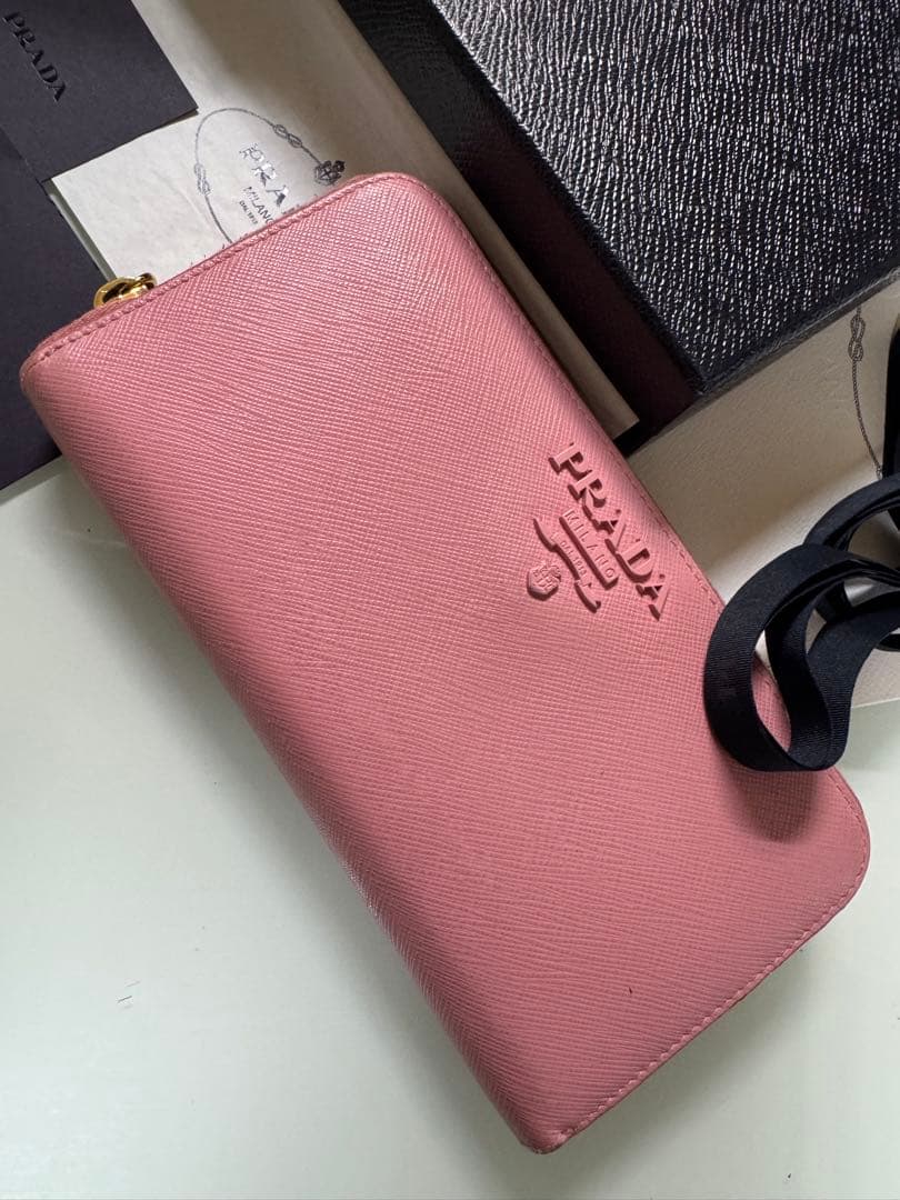 PRADA 長財布 サフィアーノレザー ラウンドファスナー レタリングロゴ