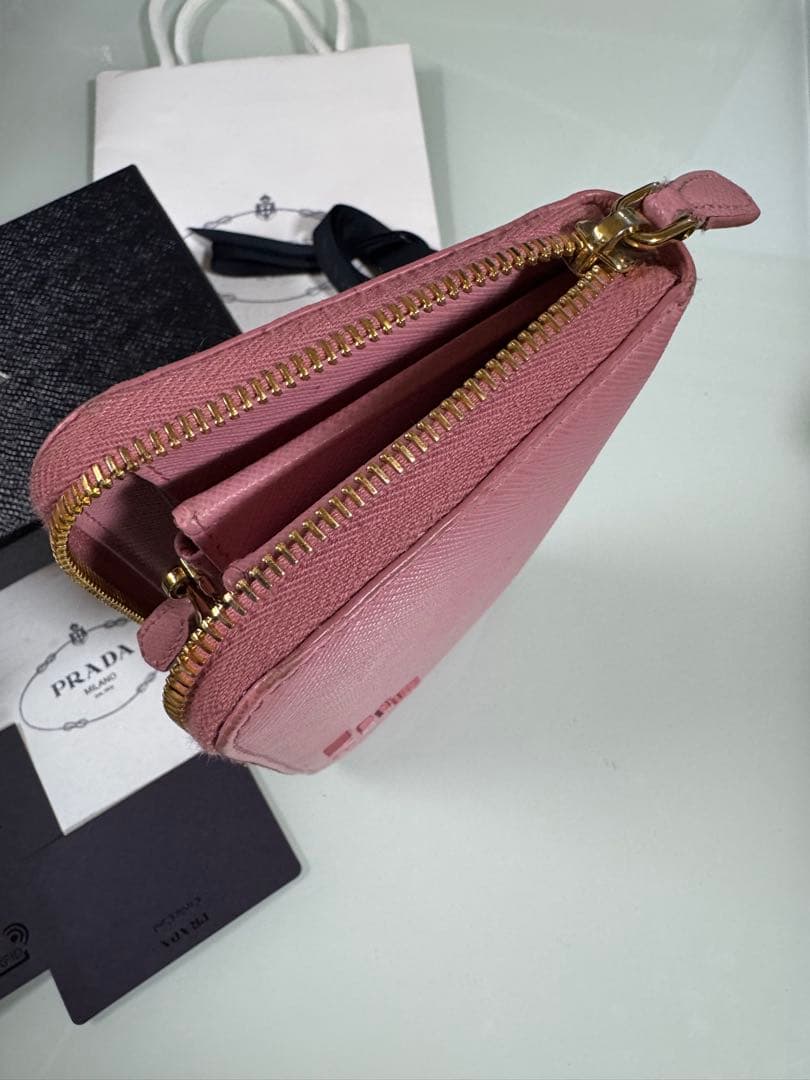 PRADA 長財布 サフィアーノレザー ラウンドファスナー レタリングロゴ