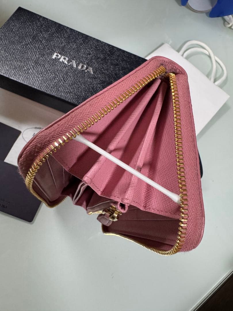 PRADA 長財布 サフィアーノレザー ラウンドファスナー レタリングロゴ