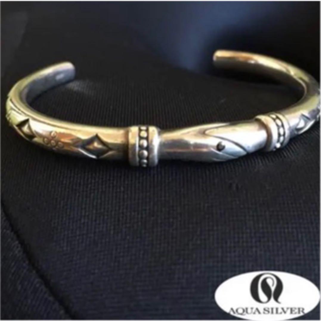 ファッションのポイントにオススメ アクアシルバー シェイクハンドブレス