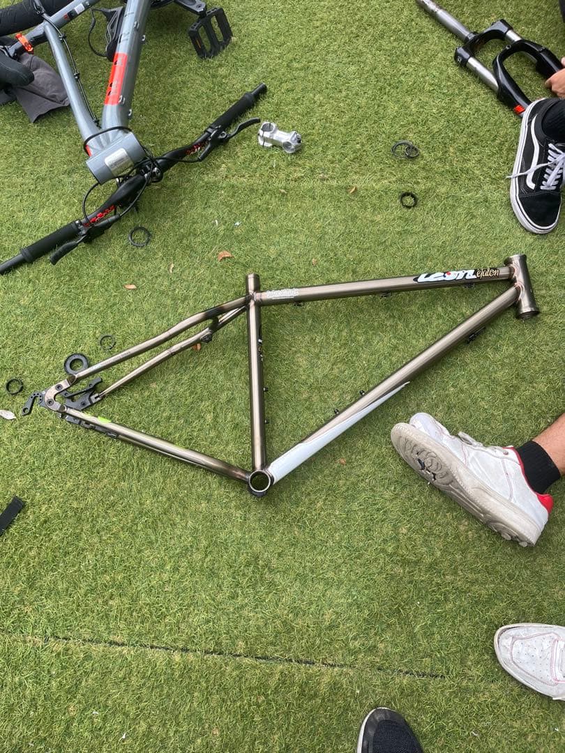 レオン マウンテンバイクフレーム シルバー