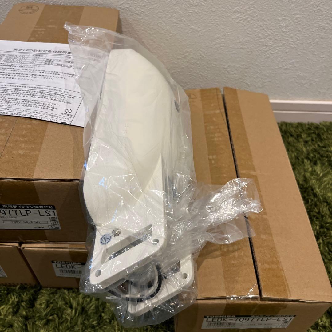東芝LED防犯灯4台　LEDK-70977LP-LS1