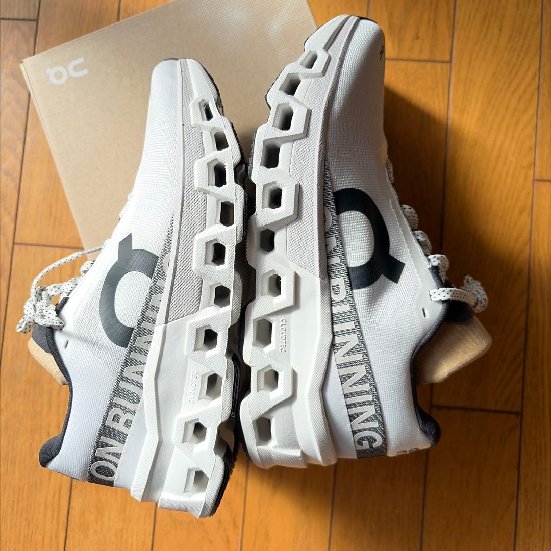 オン　　クラウドモンスター2 24.5センチ￼