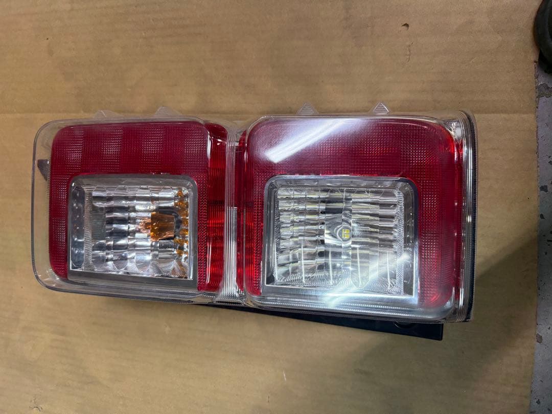 ウェイク 右側テールランプ LA700S TOKAIDENSO 20518r - メルカリ