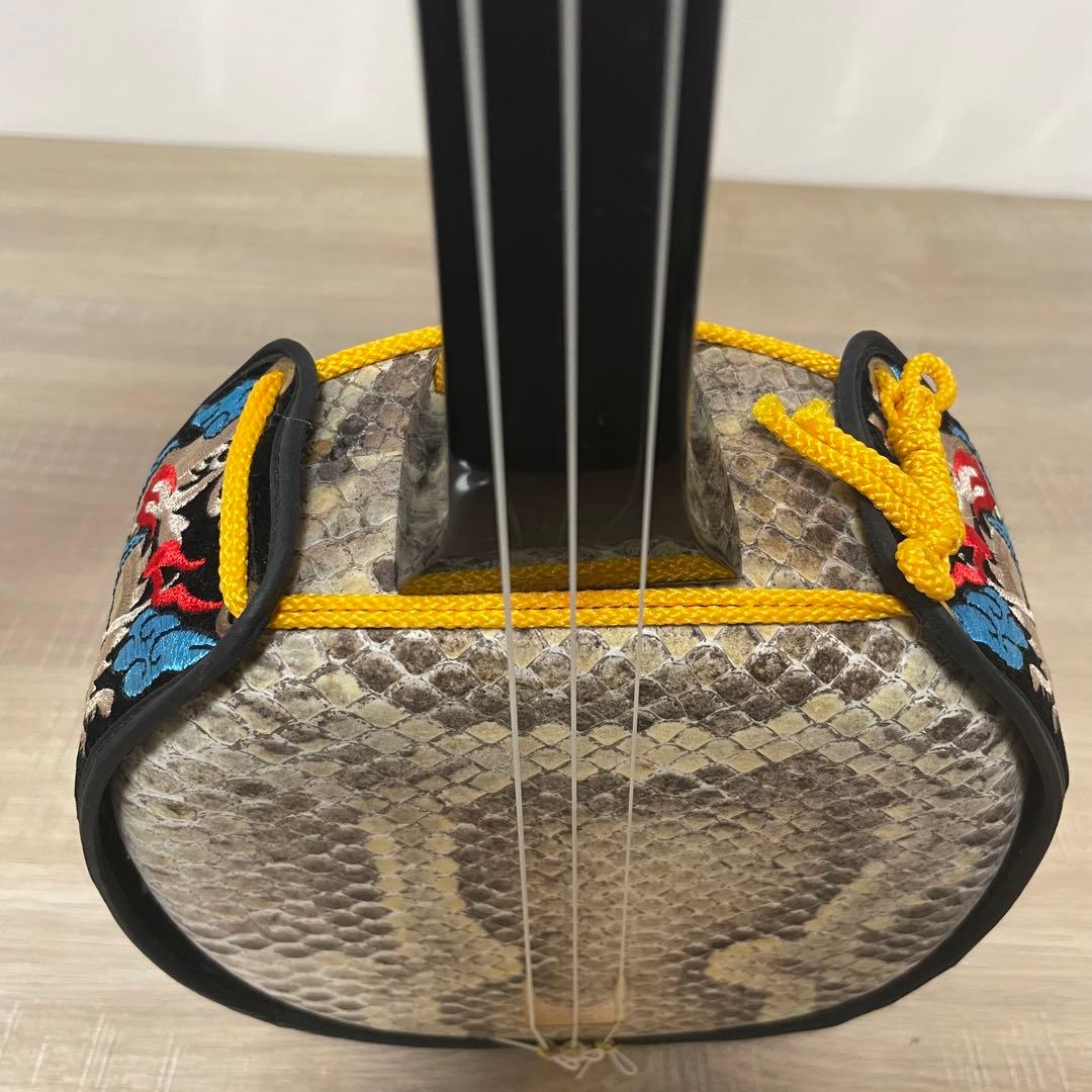 ★訳あり品★ 沖縄三線 蛇皮 三味線 龍柄 胴巻き 和楽器 ハードケース付 入門