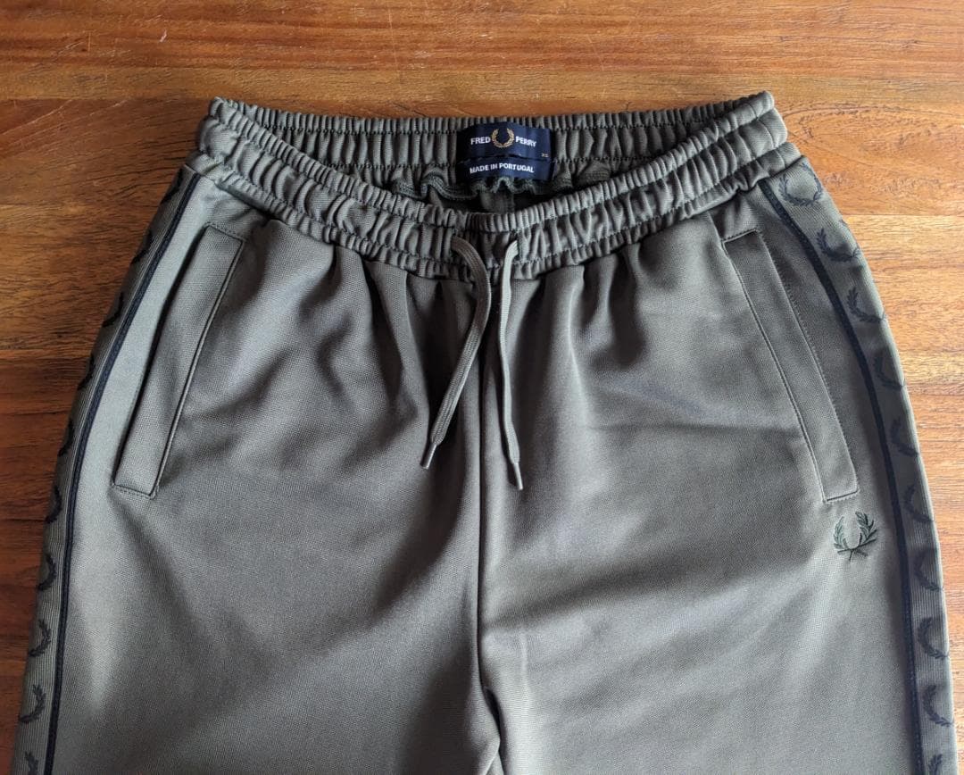 未使用美品　FRED PERRY フレッドペリー　トラックパンツ　ジャージ