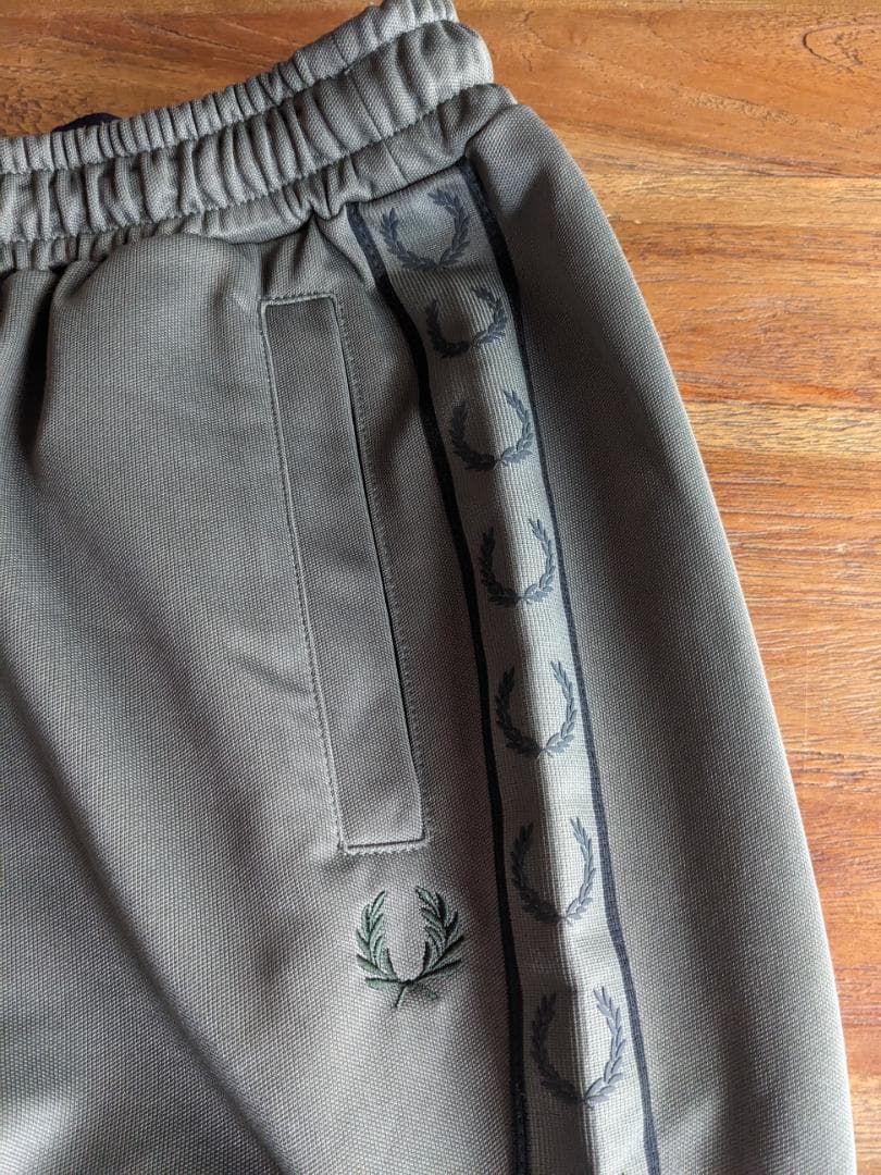 未使用美品　FRED PERRY フレッドペリー　トラックパンツ　ジャージ