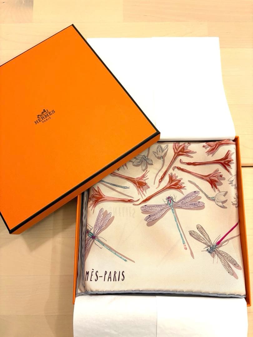 HERMÈS トンボと花のスカーフ