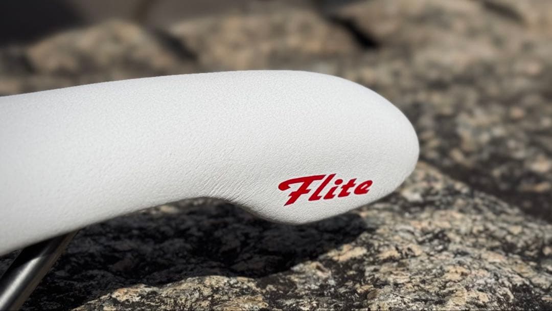 セライタリア Flite サドル 白 njsシール有 競輪