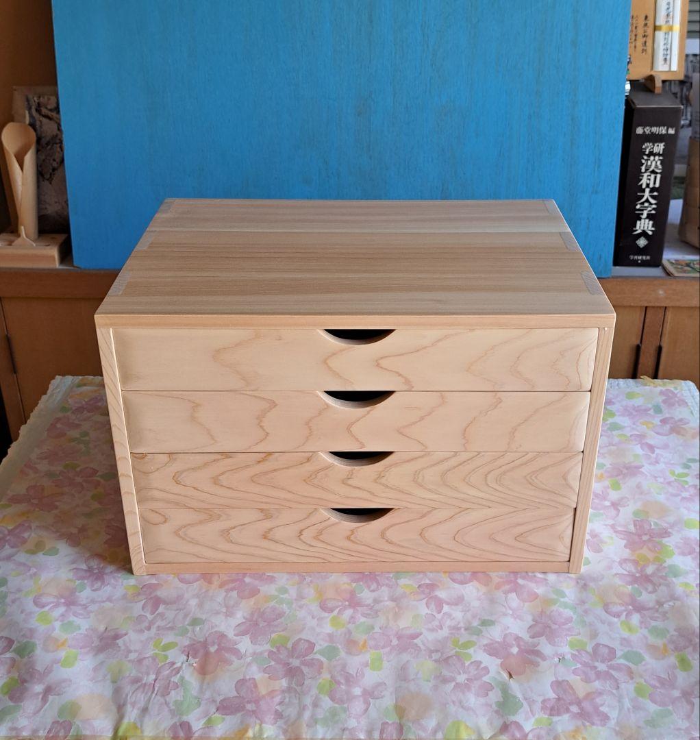 Aurelius さまへ桧スツールと 4段チェストです。