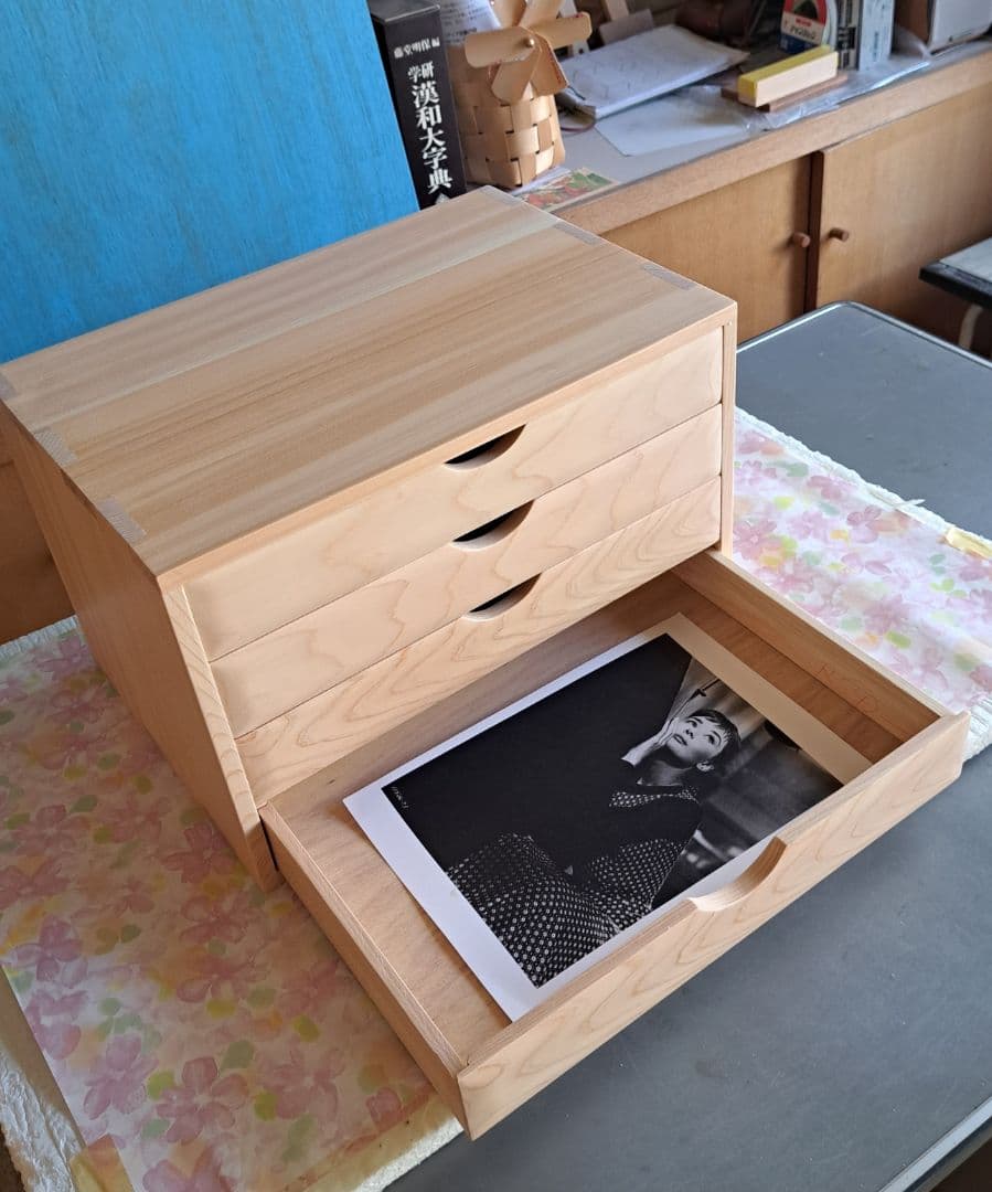 Aurelius さまへ桧スツールと 4段チェストです。