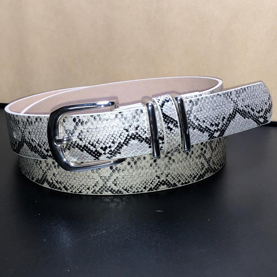 ベルト ヘビ柄 ホワイト系 全長104cm 幅2.8cm 蛇柄 スネーク Pu - メルカリ