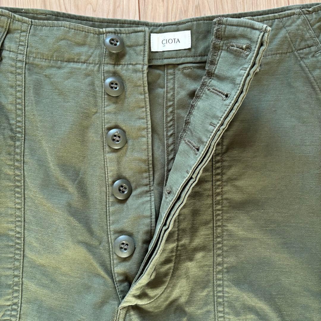 CIOTA シオタ スビンコットンムラ糸バックサテンベイカーパンツ カーキ 5