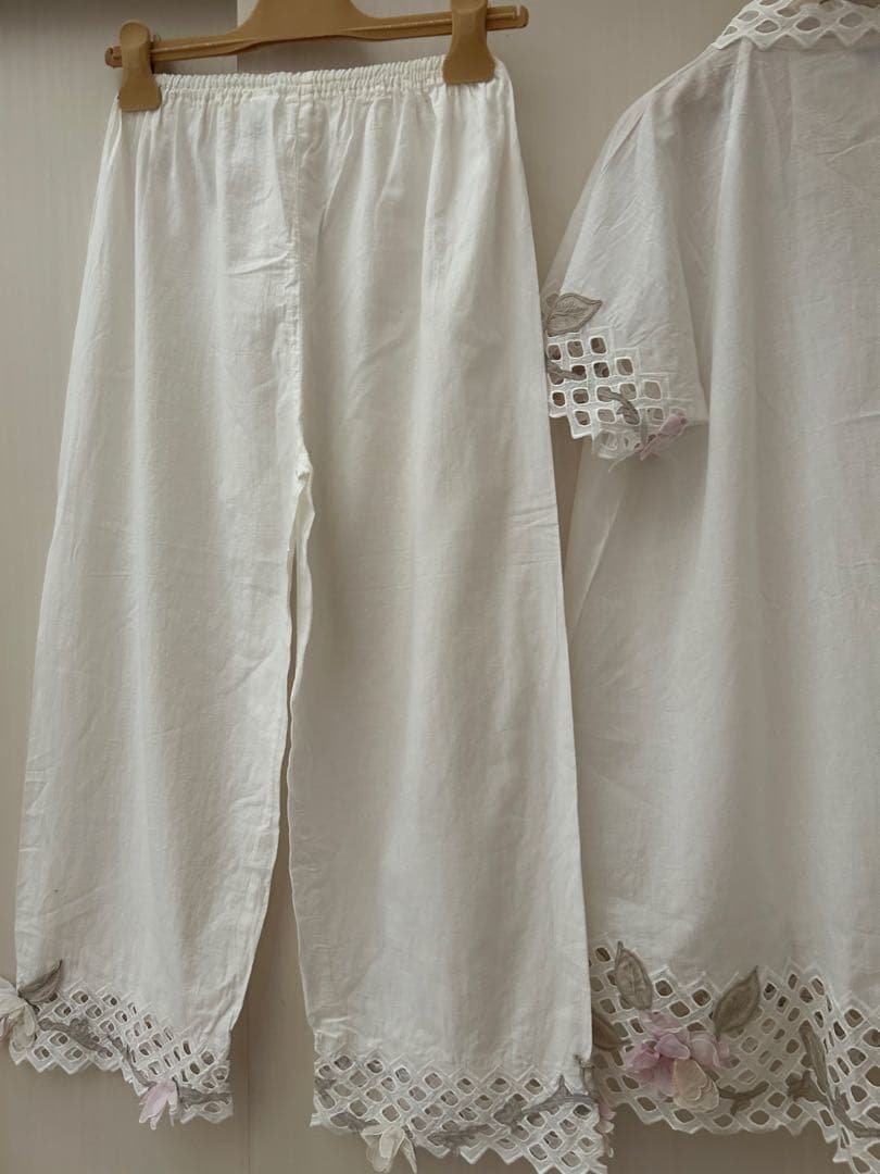 美品さえらホワイト刺繍レーストリムパジャマ上下セットゆったりサイズ