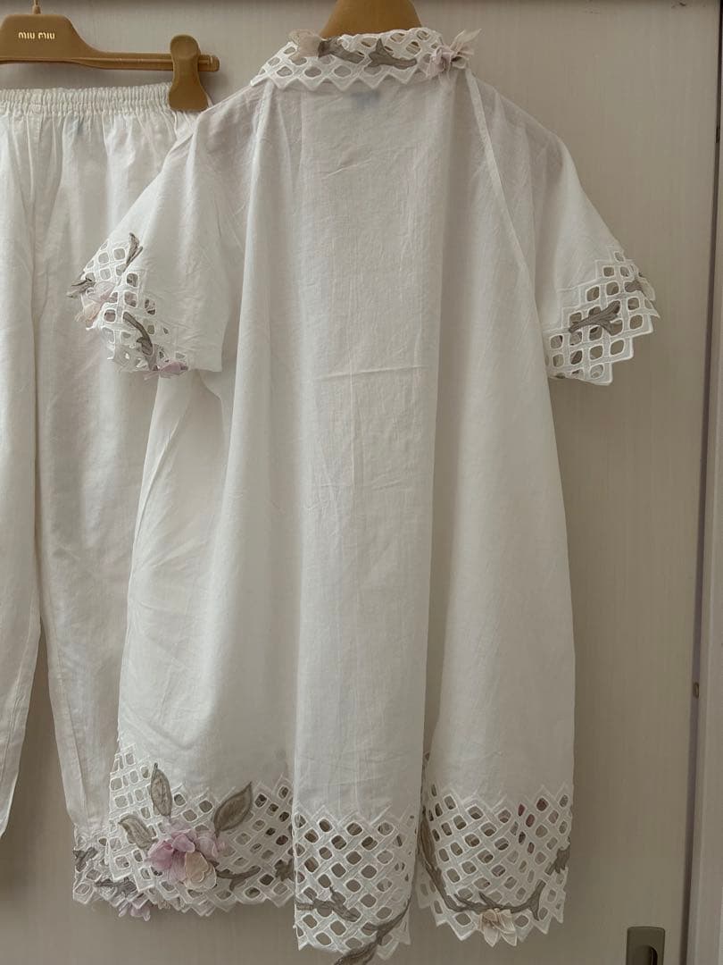 美品さえらホワイト刺繍レーストリムパジャマ上下セットゆったりサイズ