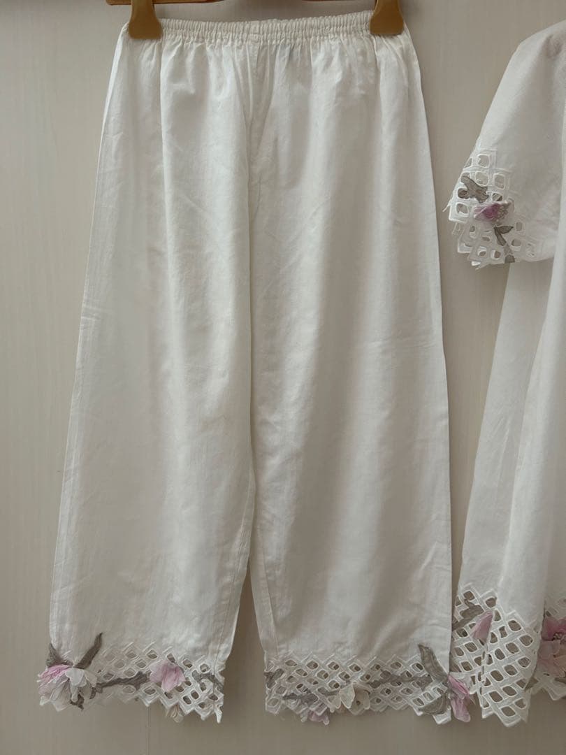 美品さえらホワイト刺繍レーストリムパジャマ上下セットゆったりサイズ