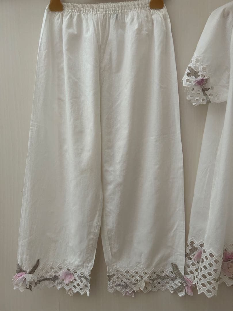 美品さえらホワイト刺繍レーストリムパジャマ上下セットゆったりサイズ