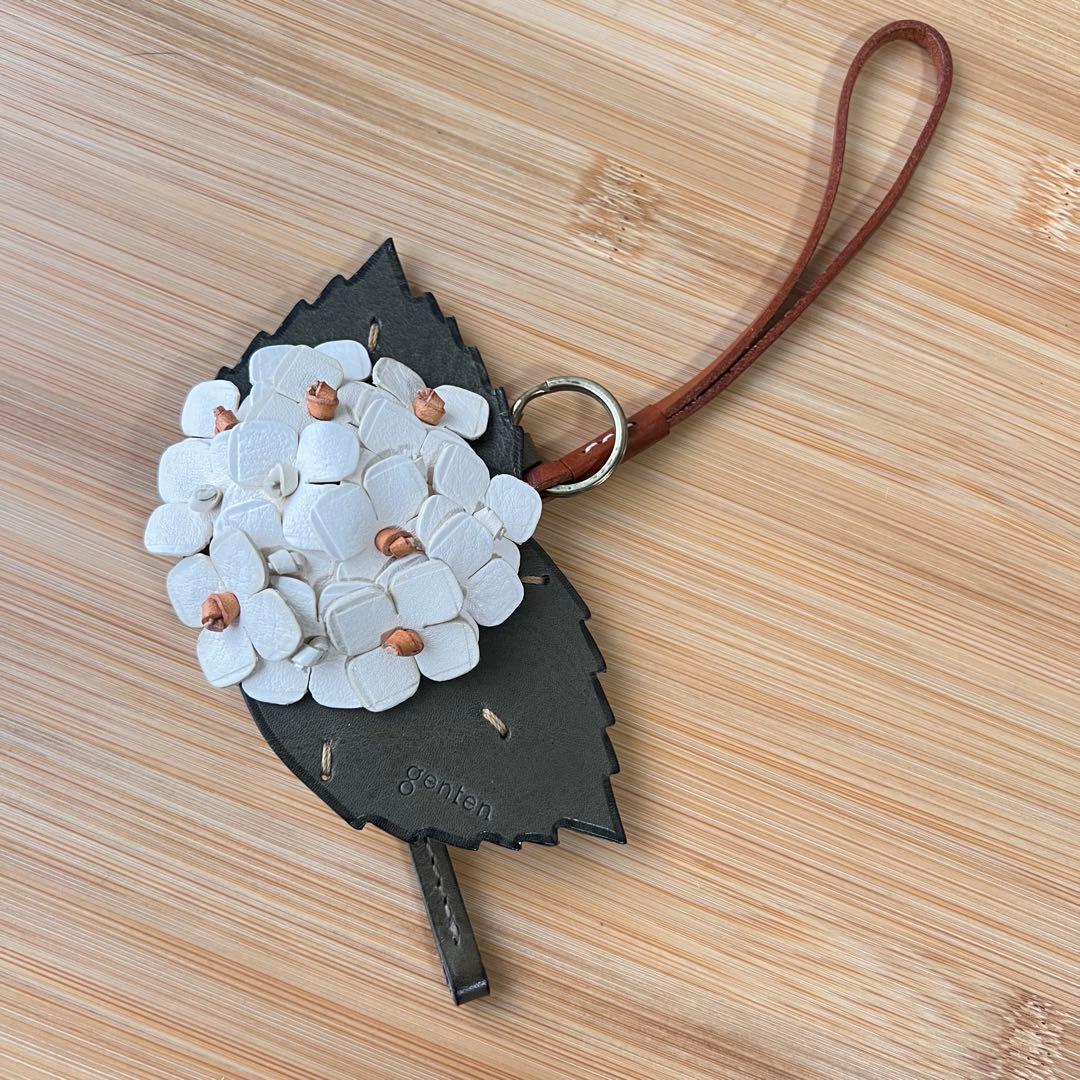 未使用 genten 紫陽花 あじさい　レザーチャーム ホワイト