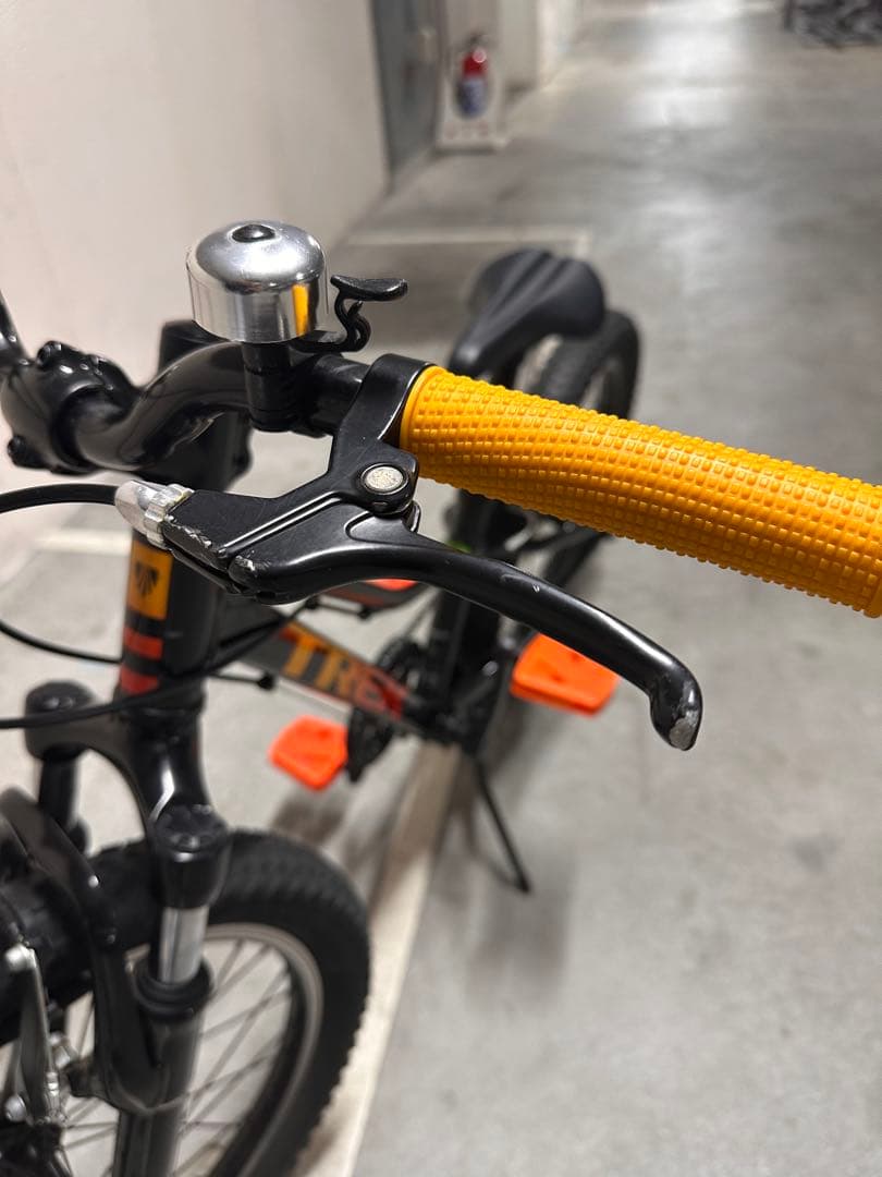 Trek キッズバイク 20インチ 黒/オレンジ オンライン ショップ