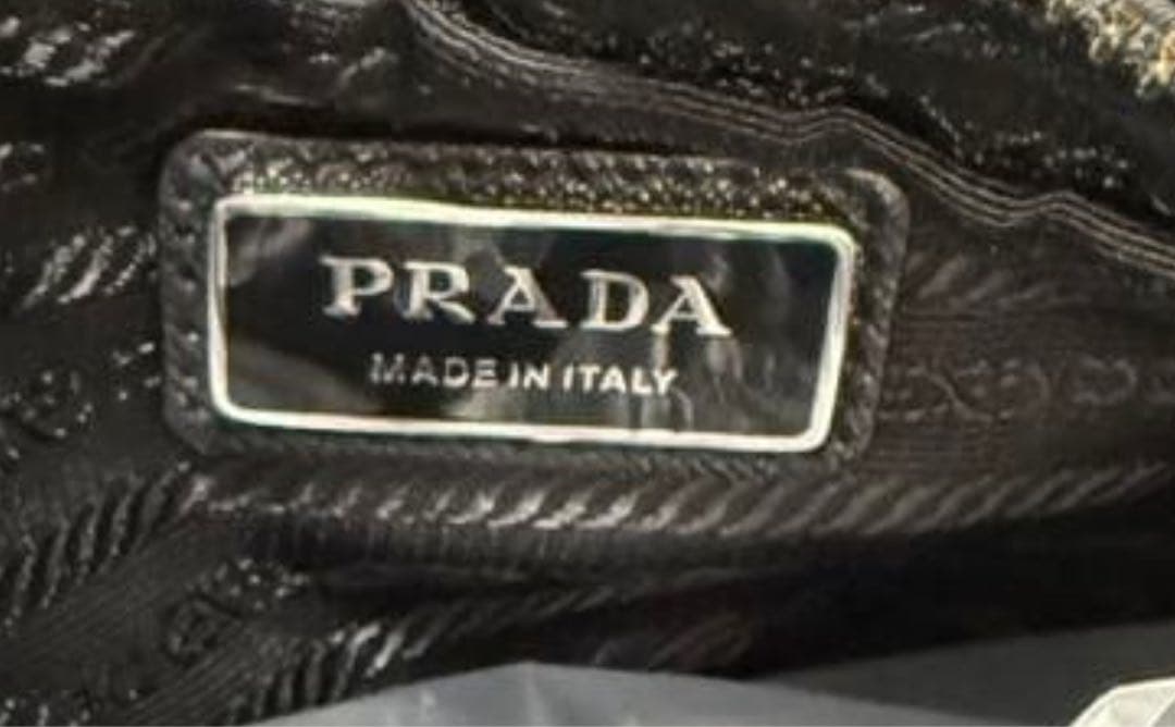 早い者勝ち！PRADA ブラック ショルダーバッグ　メッセンジャーバッグ