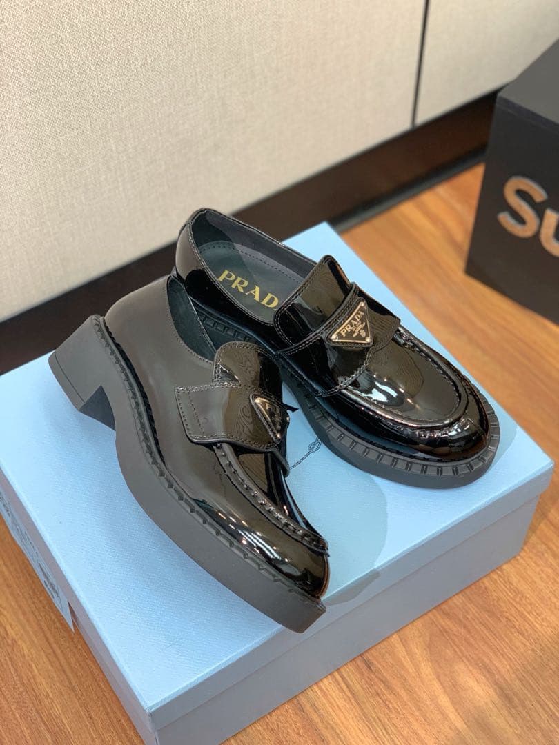PRADA エナメルレザー ブラックローファー