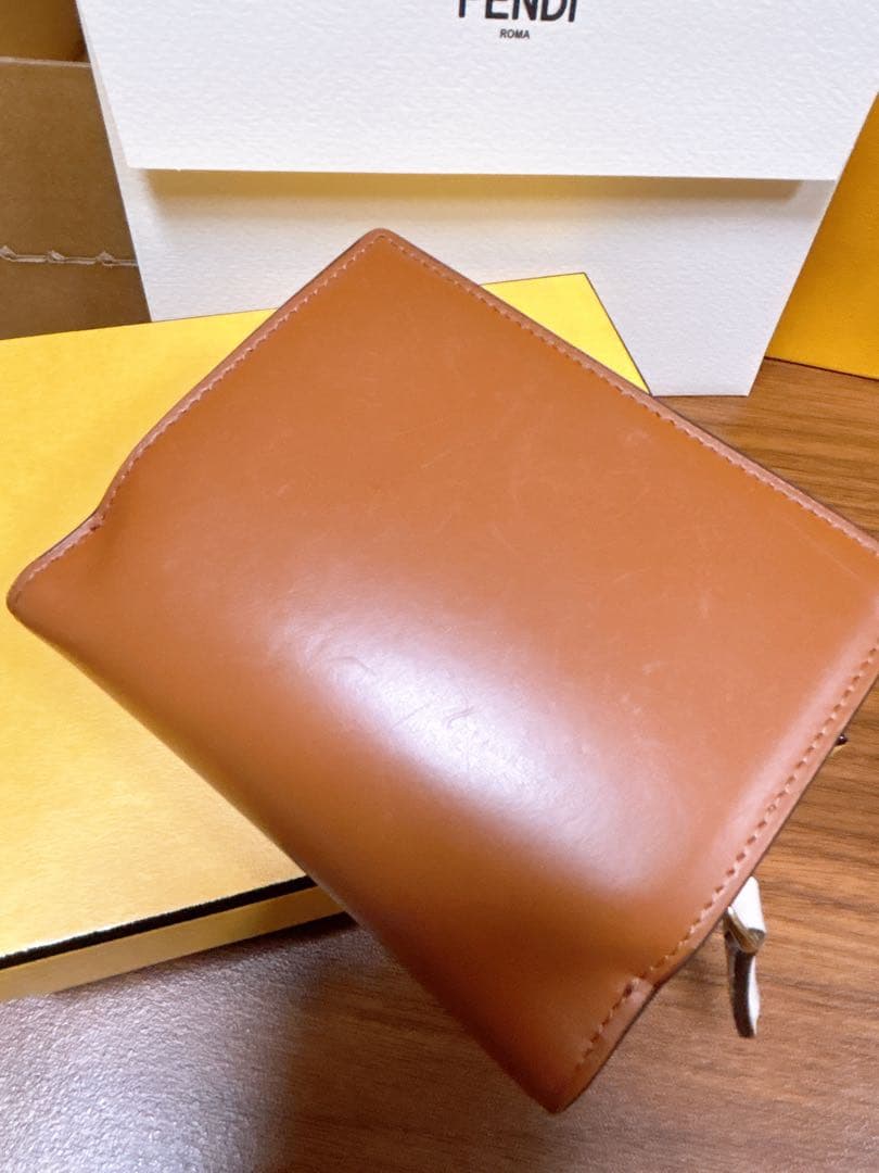FENDI フェンディ　FFダイヤモンド　ブラウン＆カメリア　レザー 折り財布
