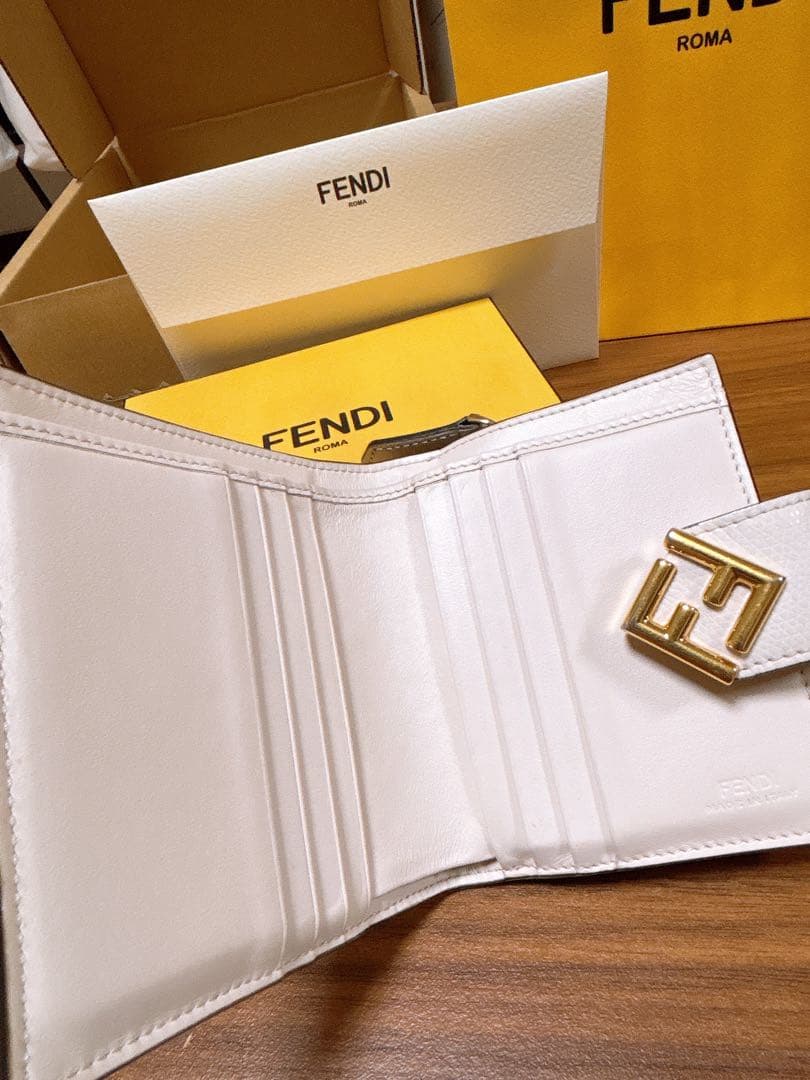 FENDI フェンディ　FFダイヤモンド　ブラウン＆カメリア　レザー 折り財布