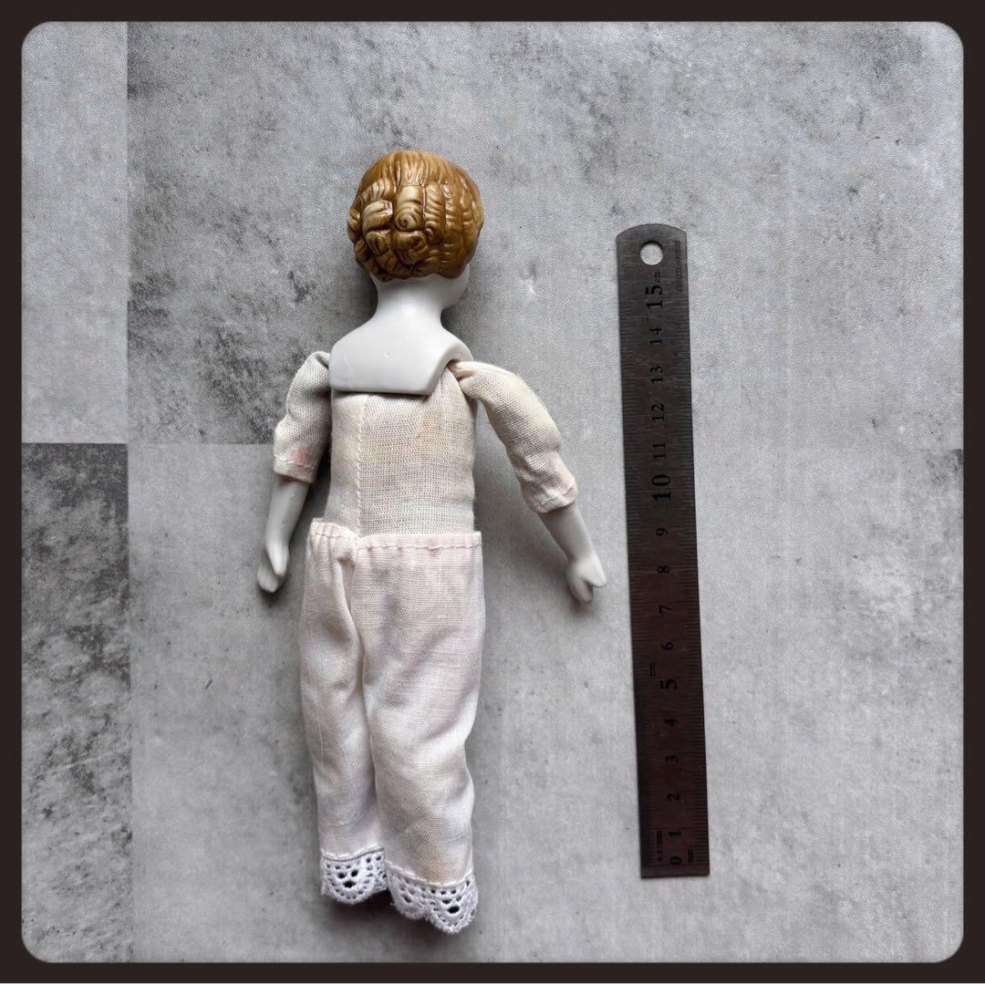 ヴィンテージ リボンの少女のビスクドール