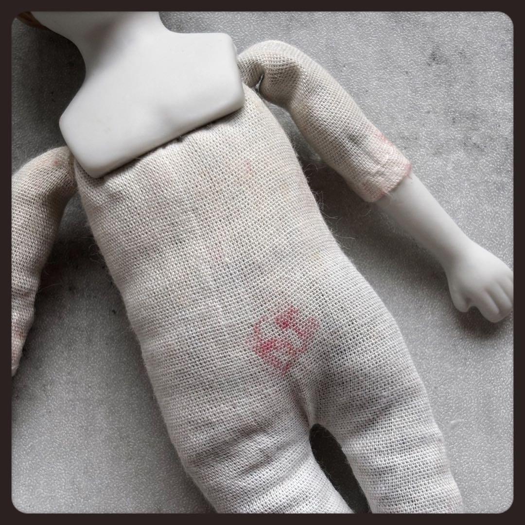 ヴィンテージ リボンの少女のビスクドール