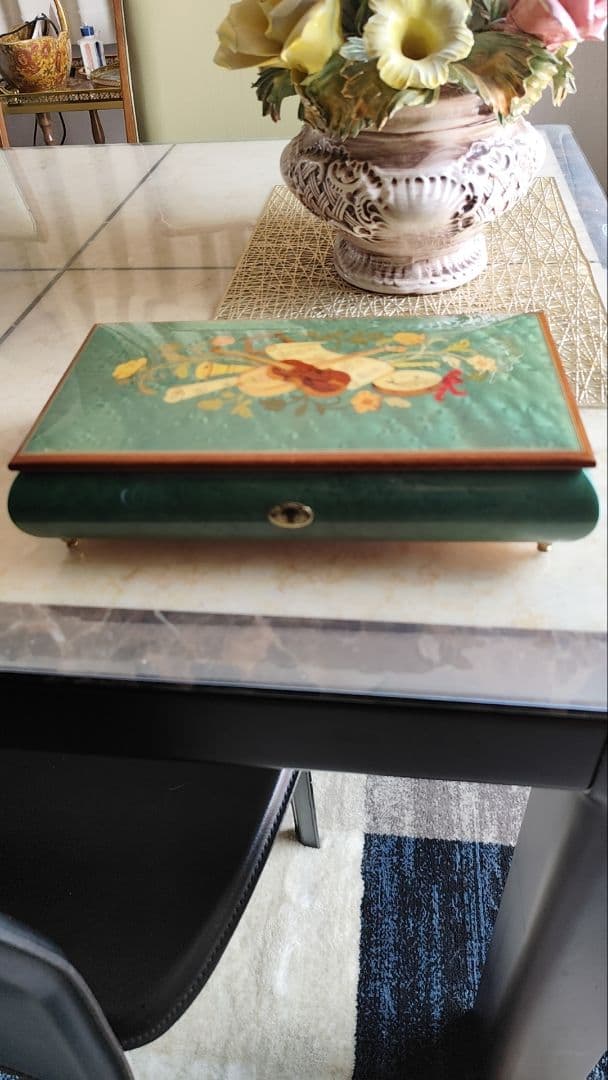 イタリア製　象嵌　宝石箱　オルゴール付き　楽器装飾の緑色　ラブストーリー