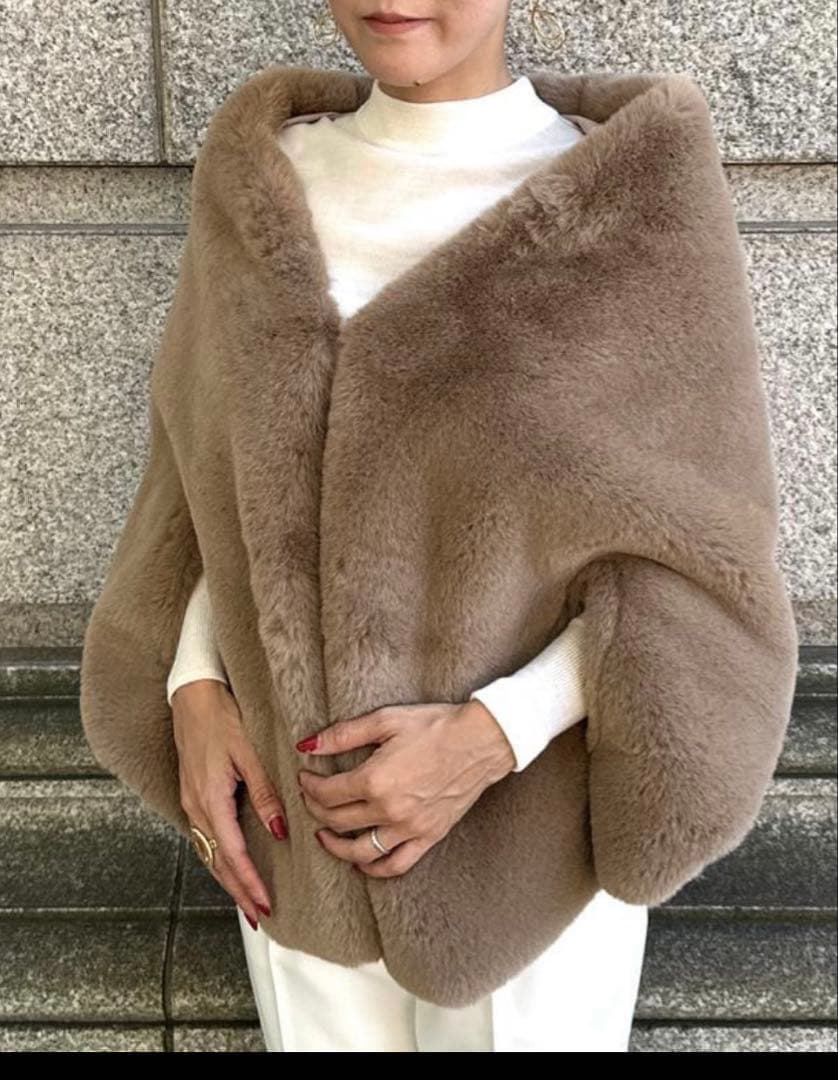 eum様 JENNE ベージュ ファー風 ポンチョ・ケープコート