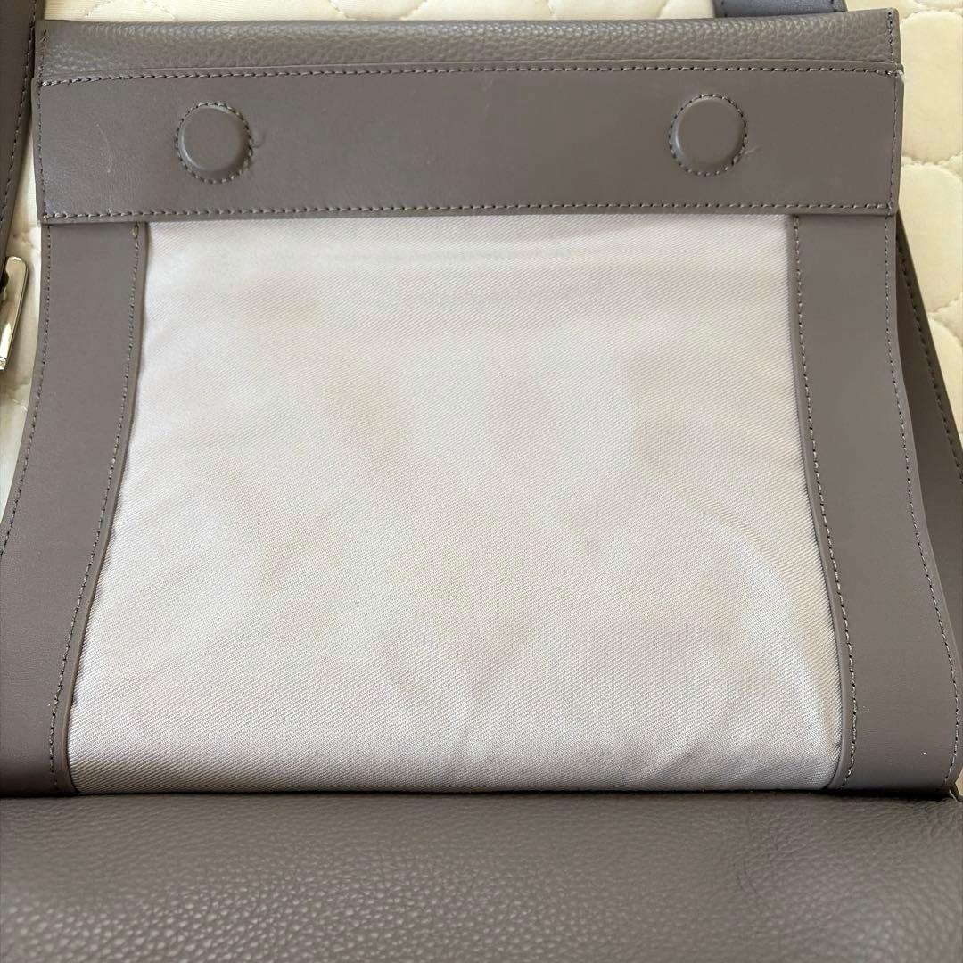 人気商品✴︎BEARDSLEY レザーボディバッグ トープ グレージュ - メルカリ