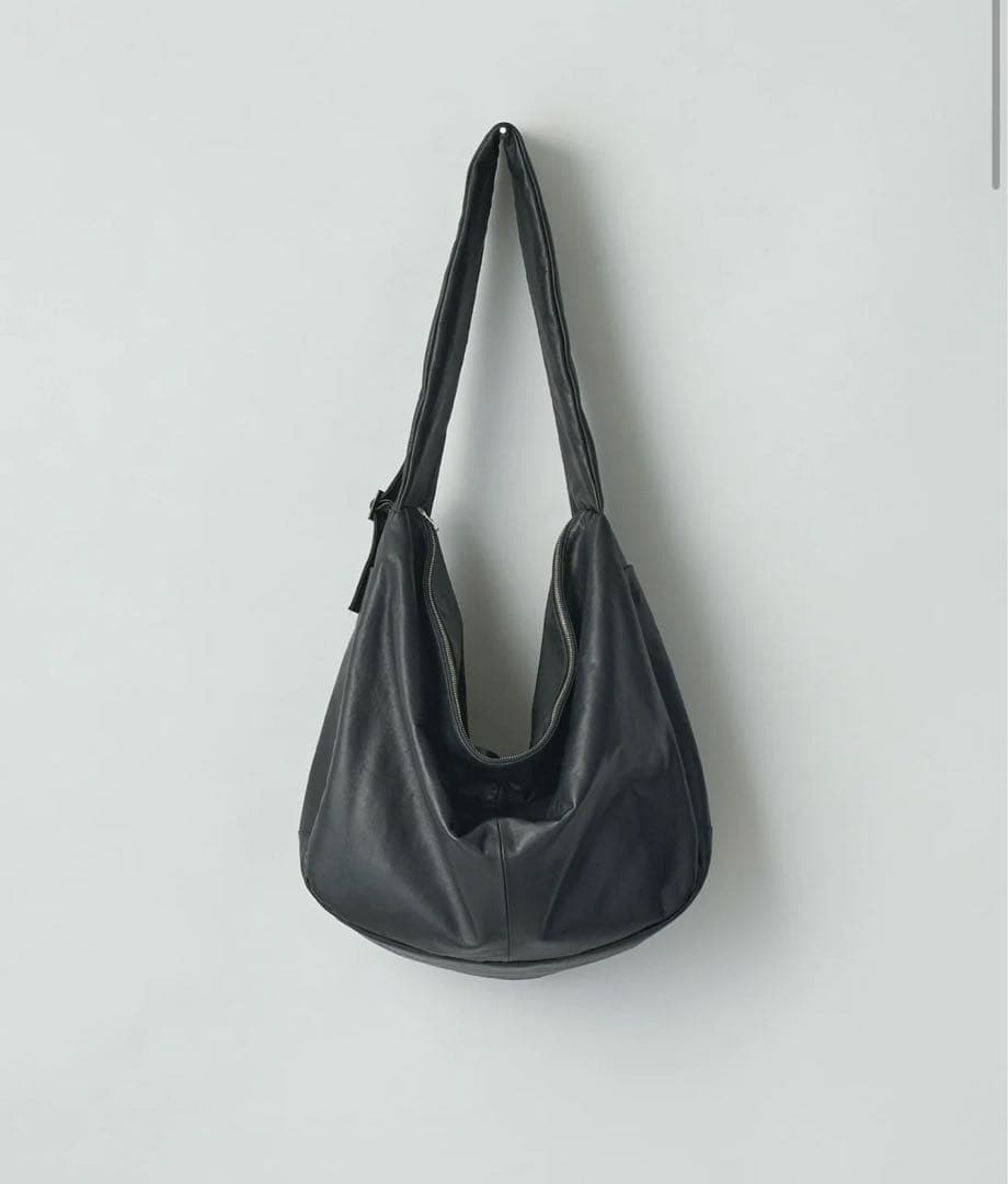 バッグ SHIRRING HANDLE LEATHER SHOULDER BAG