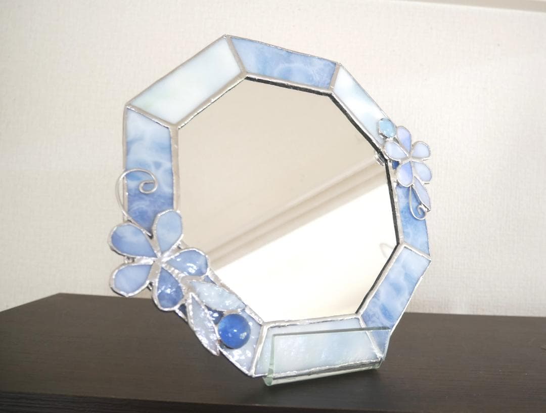 ✴︎:.。淡いブルーの八角形鏡♪ (size20㎝/max23） ステンドグラス