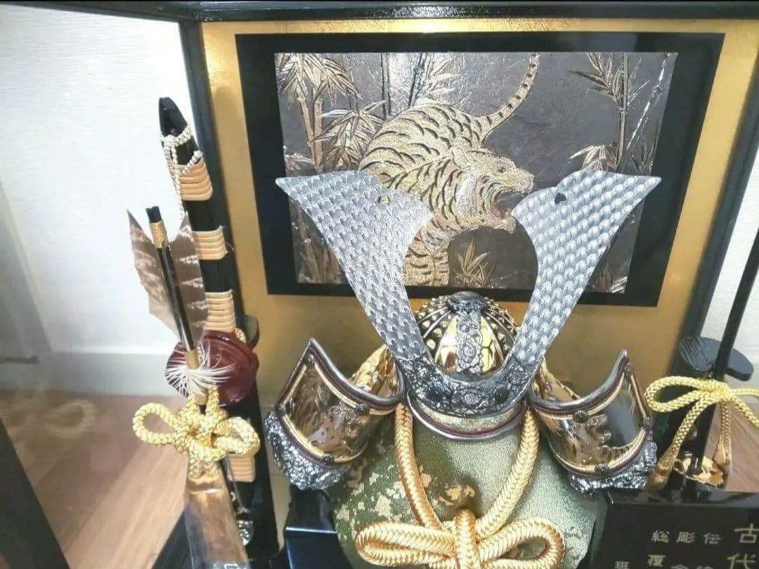 美品ケース入り コンパクト 五月人形 兜ケース飾り 兜飾り 古代造形兜 7号