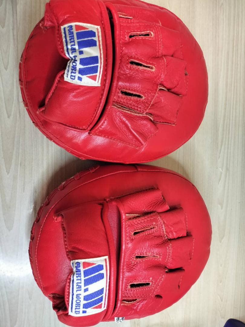 美品】MARTIAL WORLD パンチングミット 左右セット レッド - メルカリ