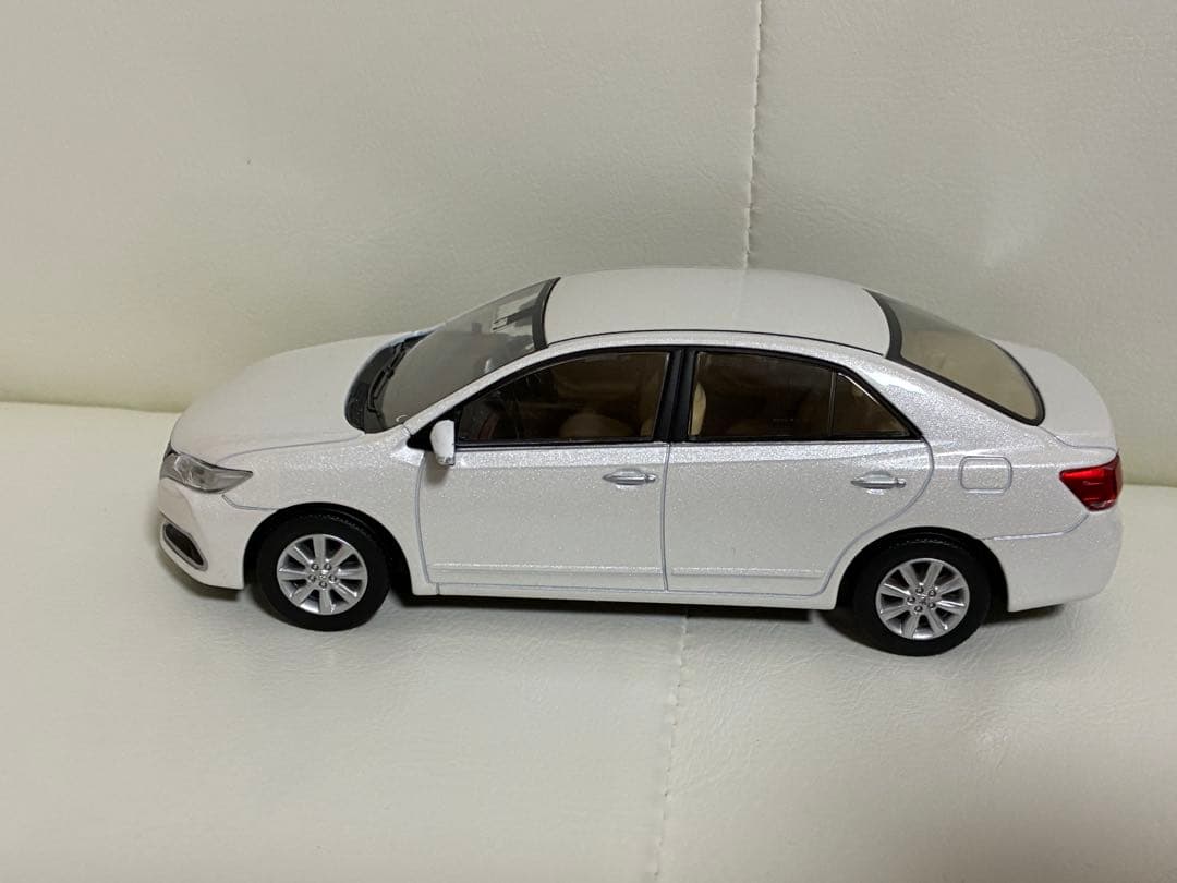 1/30 トヨタ プレミオ(ホワイトパールクリスタルシャイン) カラーサンプル