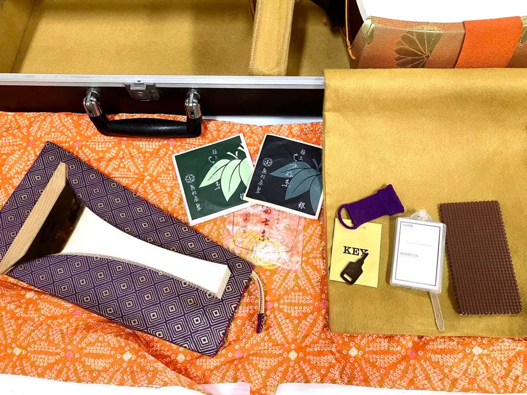 美品◆民謡三味線◆紅木 中棹 皮破れ無し 鼈甲撥／竹駒／替え弦／ケース付