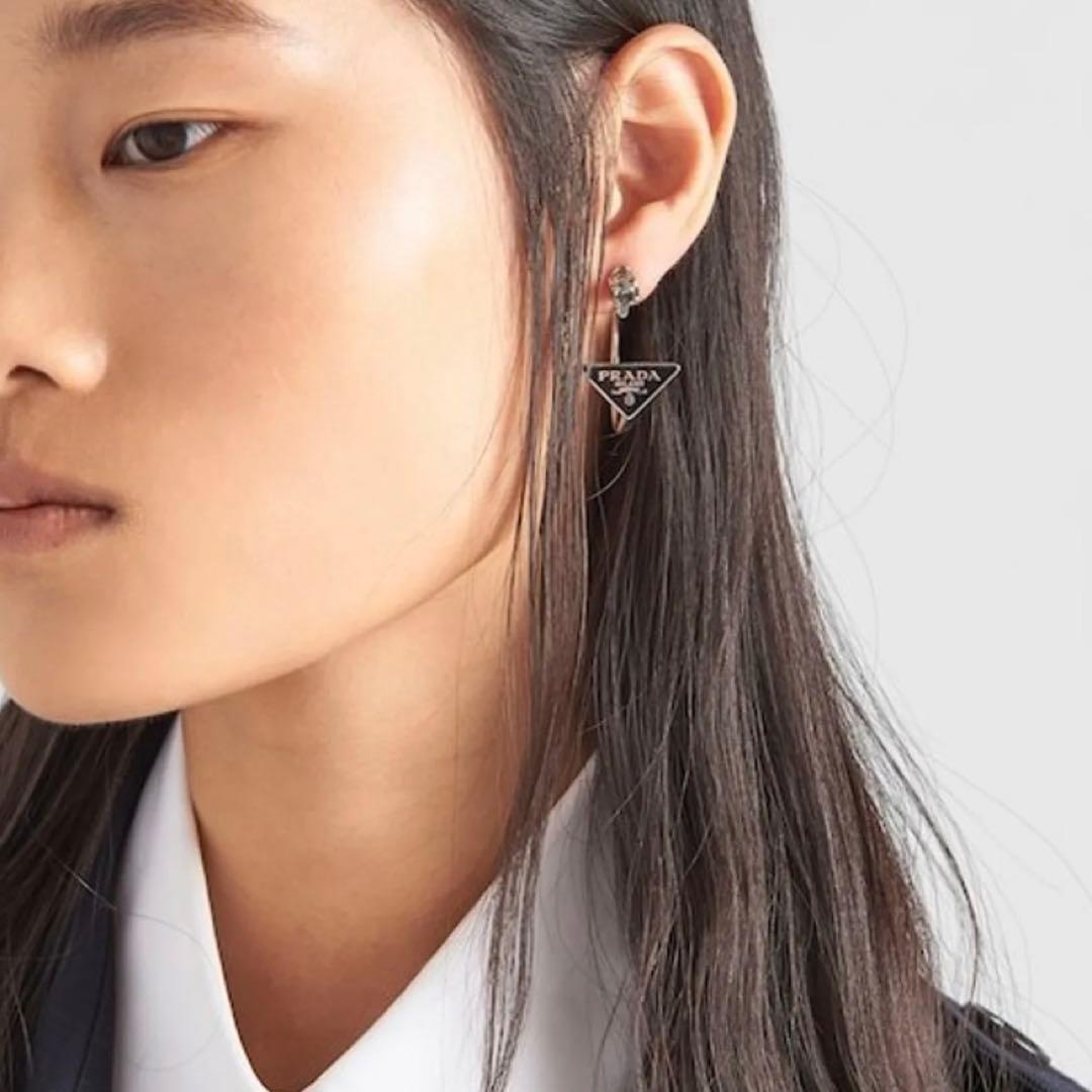 プラダ PRADA ピアス シンボルロゴ 両耳用 ブラック - メルカリ