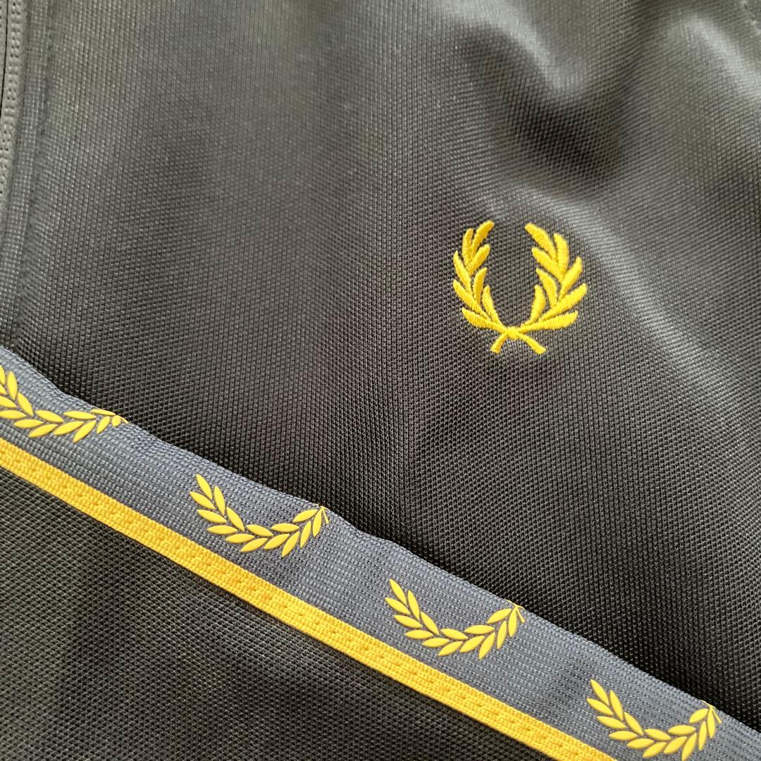 FRED PERRY トラックジャケット　 黒×金色　Sサイズ