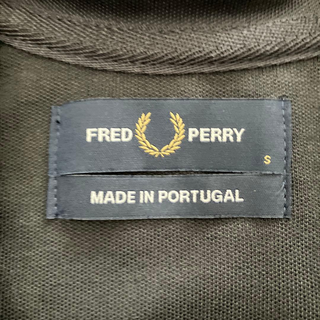 FRED PERRY トラックジャケット　 黒×金色　Sサイズ