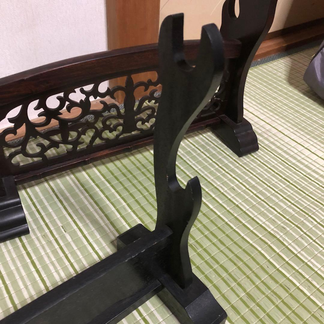 刀台　刀掛け　台座　飾り台　木製　刀立て　刀置き　模造刀置き　水牛の角置　唐木風
