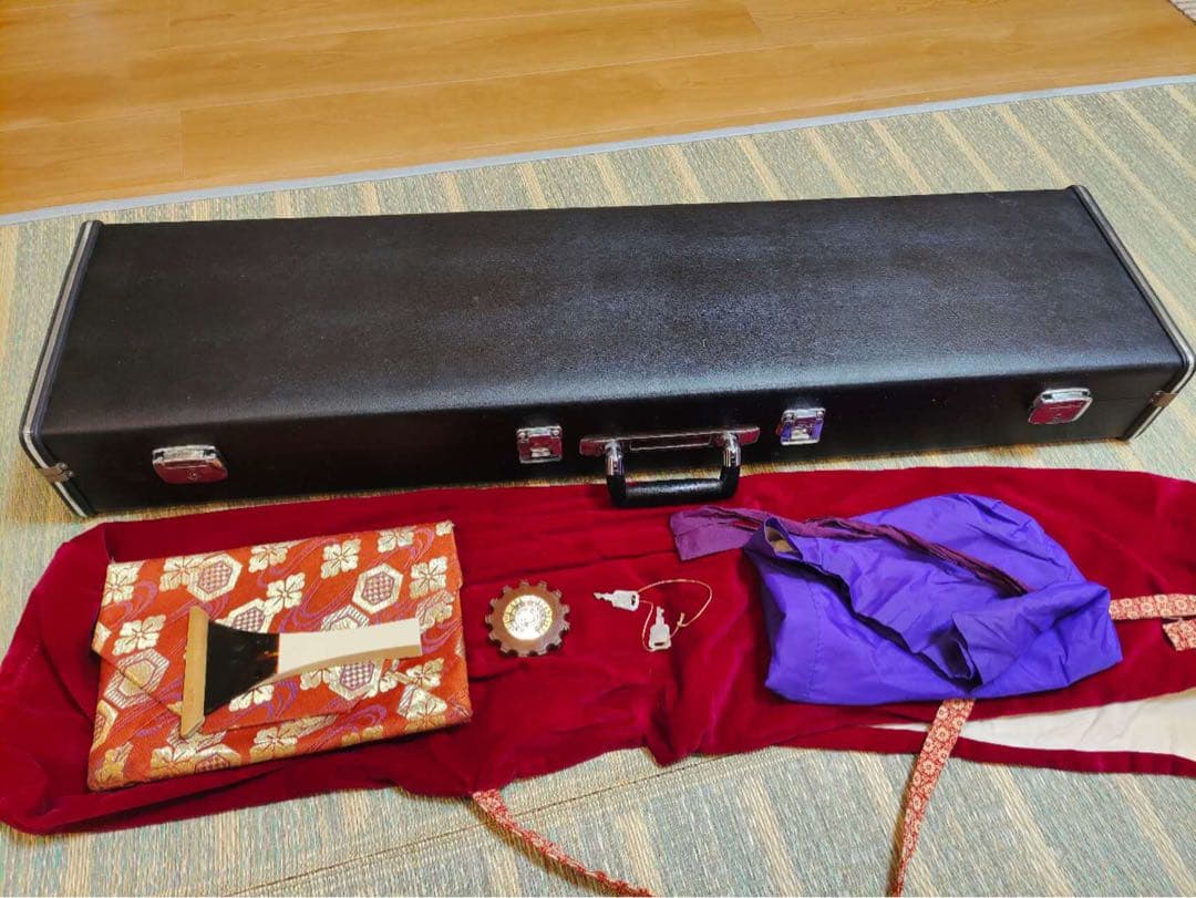 三味線　和楽器　ハードケース付　バチ　紅木紫檀製　現状品　年代物　楽器