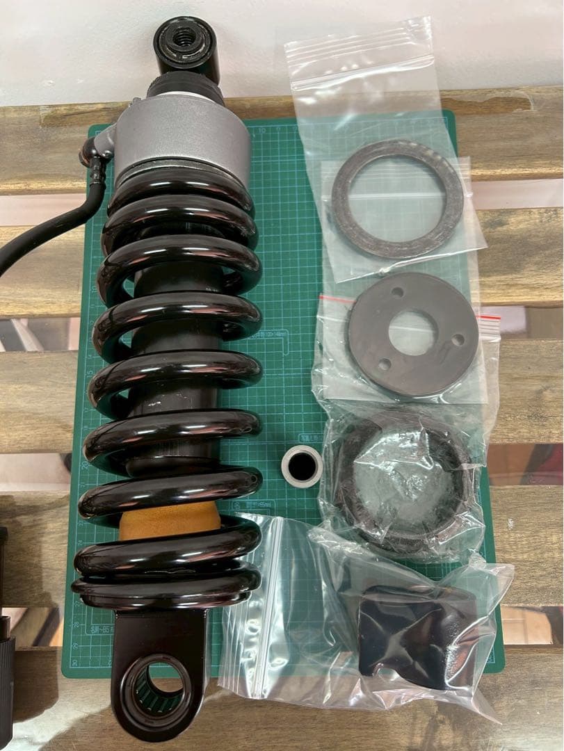 FXBR117ブレイクアウトローダウンキット組込済みの純正サスペンション