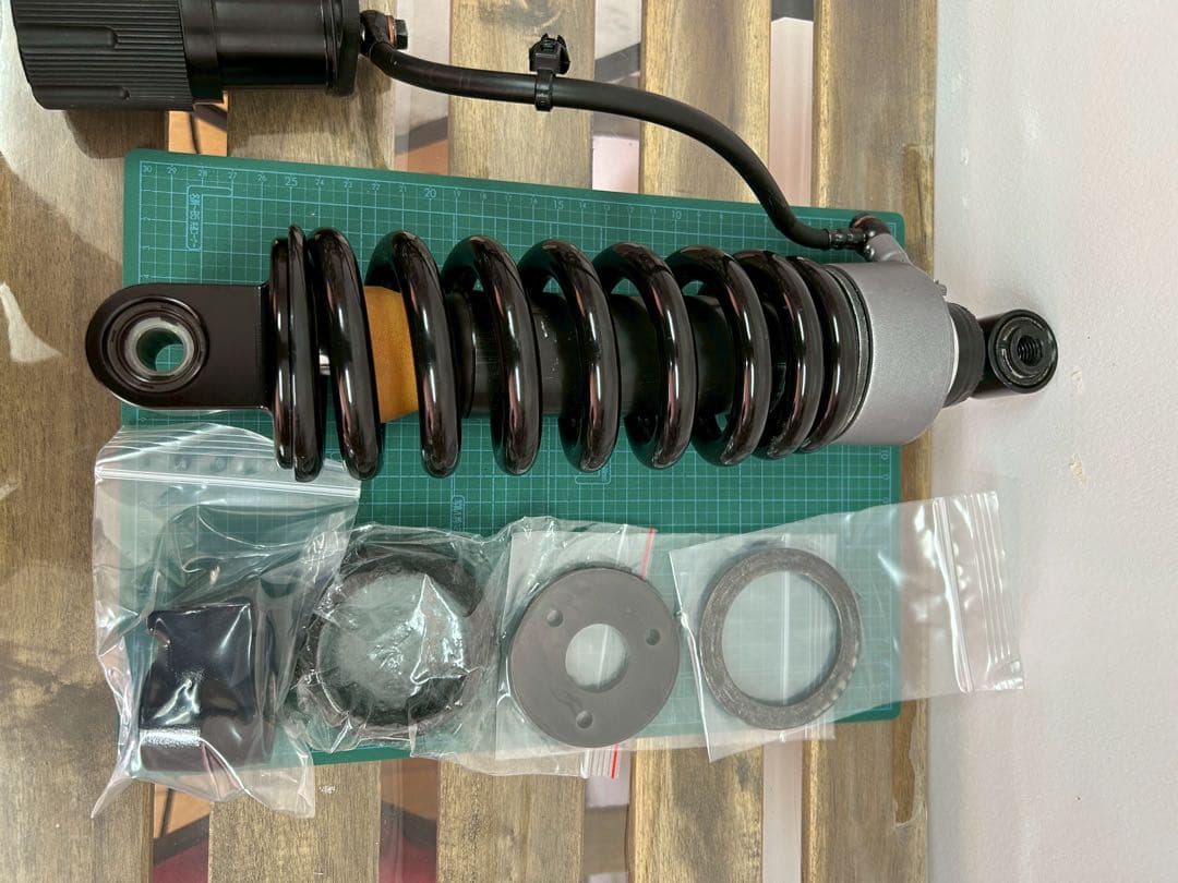 FXBR117ブレイクアウトローダウンキット組込済みの純正サスペンション