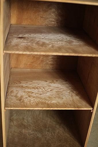 古い木製の収納棚　4段