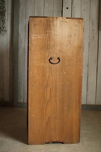 古い木製の収納棚　4段