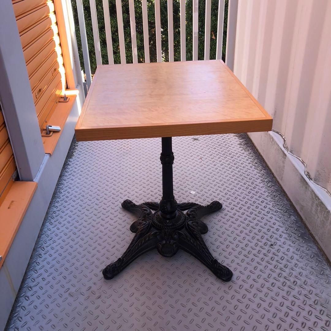 クラシックな木製テーブル　カフェテーブル