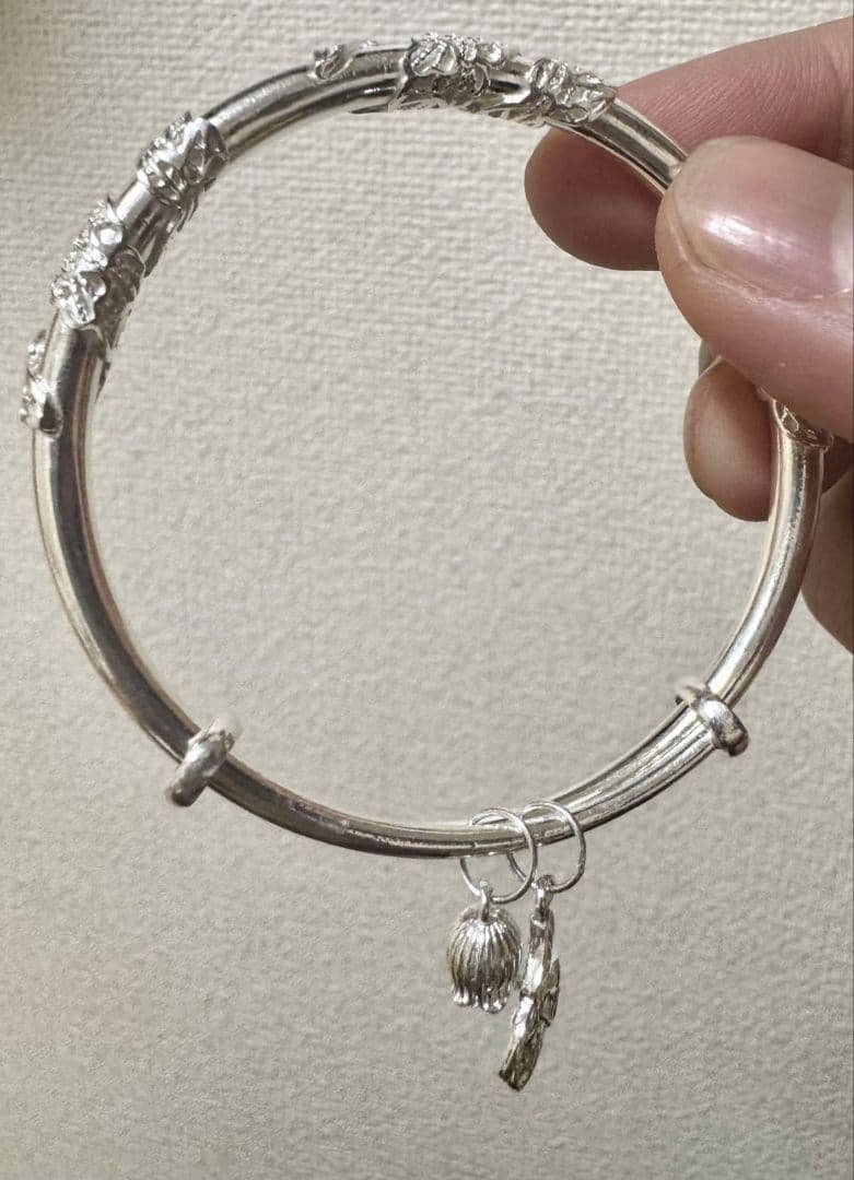 シルバー製 S999フローラル ブレスレット蝶のチャーム付き錆防止サイズ調整可能